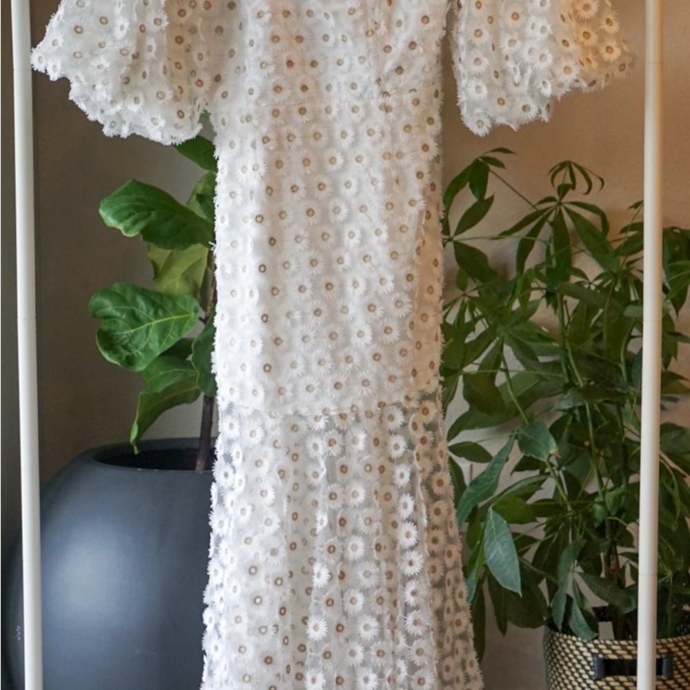 Chic White Floral Maxi Dress